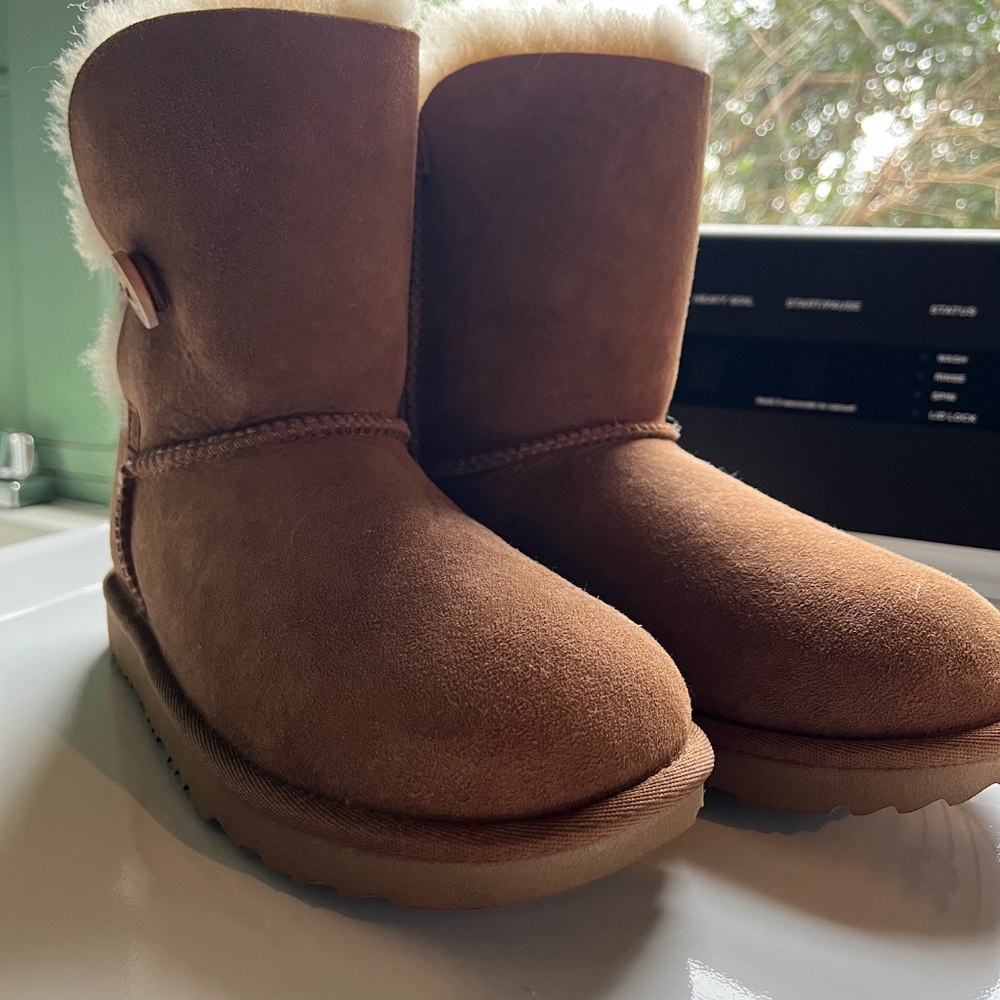 UGG Bailey Button (Chestnut) - Picture 2 of 6